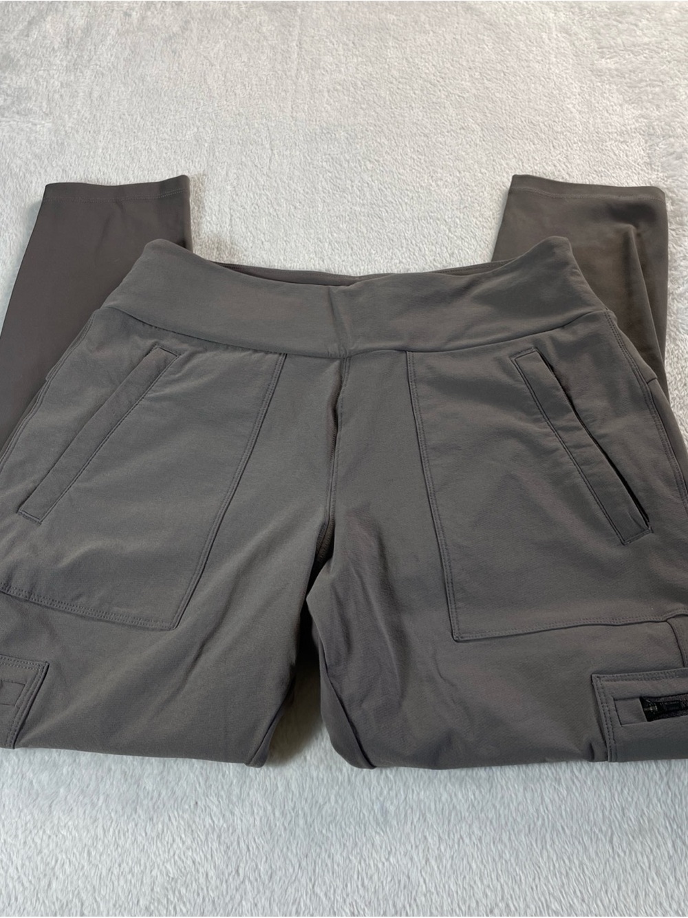 Athleta Headlands Hybrid Cargo Pants Zippered Pockets Gray Size 10P Gorpcore